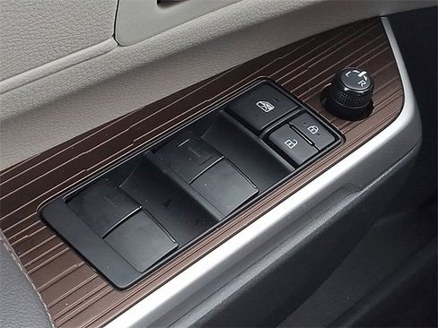 Used 2023 Toyota Sienna XLE image 27