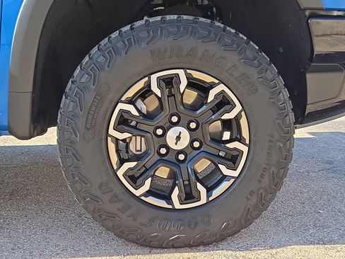 Used 2023 Chevrolet Silverado 1500 ZR2 w/ Technology Package AWD/4WD image 8