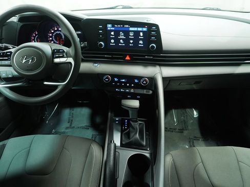 Used 2022 Hyundai Elantra SEL FWD image 17