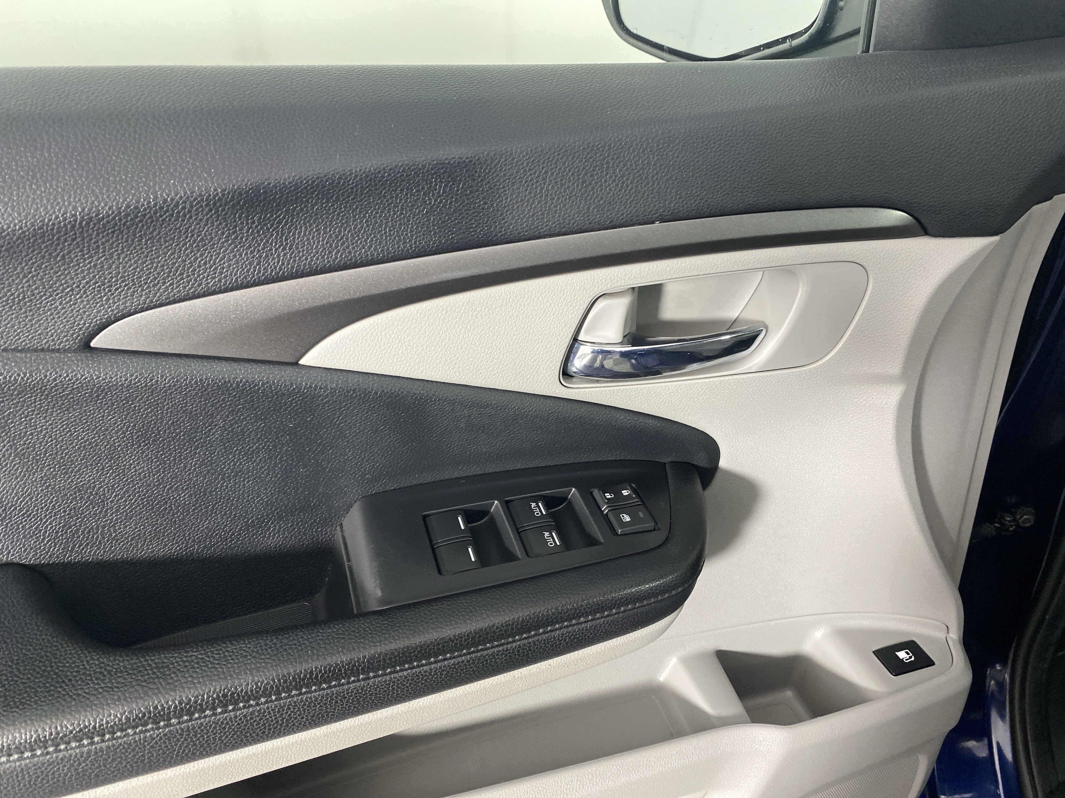 Used 2019 Honda Pilot LX image 12