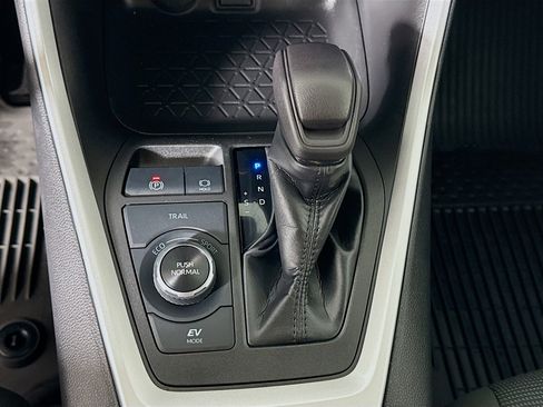 Used 2022 Toyota RAV4 LE AWD/4WD image 17