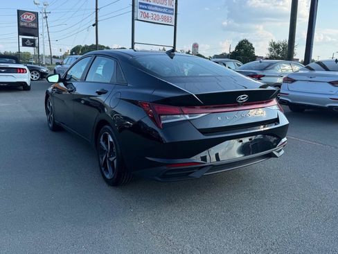 Used 2023 Hyundai Elantra SEL w/ Convenience Package FWD image 4