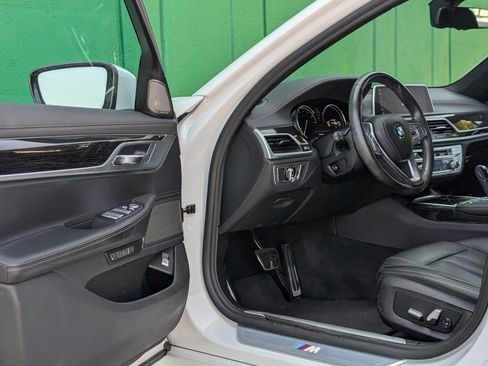 Used 2018 BMW 740i image 13