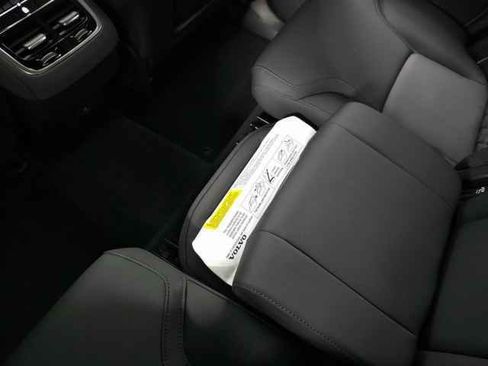 Certified 2025 Volvo XC90 B6 Plus image 38