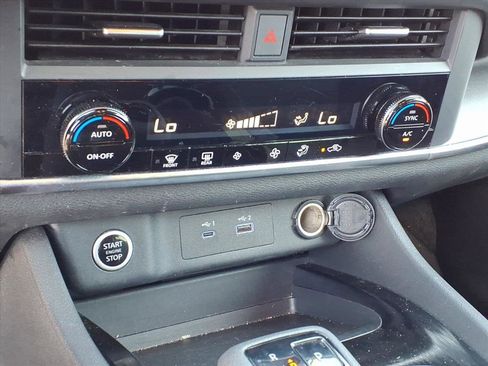 Used 2023 Nissan Rogue SV image 11