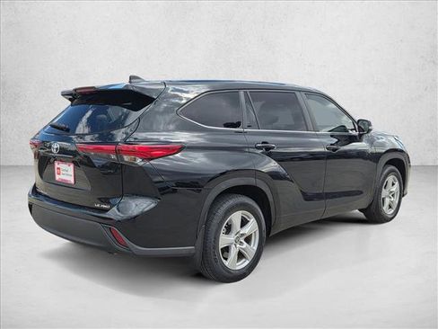 Used 2023 Toyota Highlander LE image 5