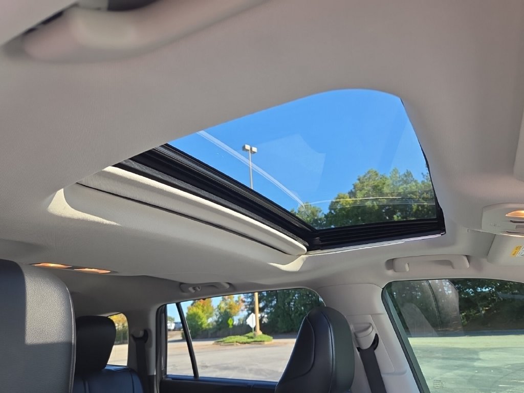 Used 2021 Toyota Highlander XLE AWD/4WD image 20
