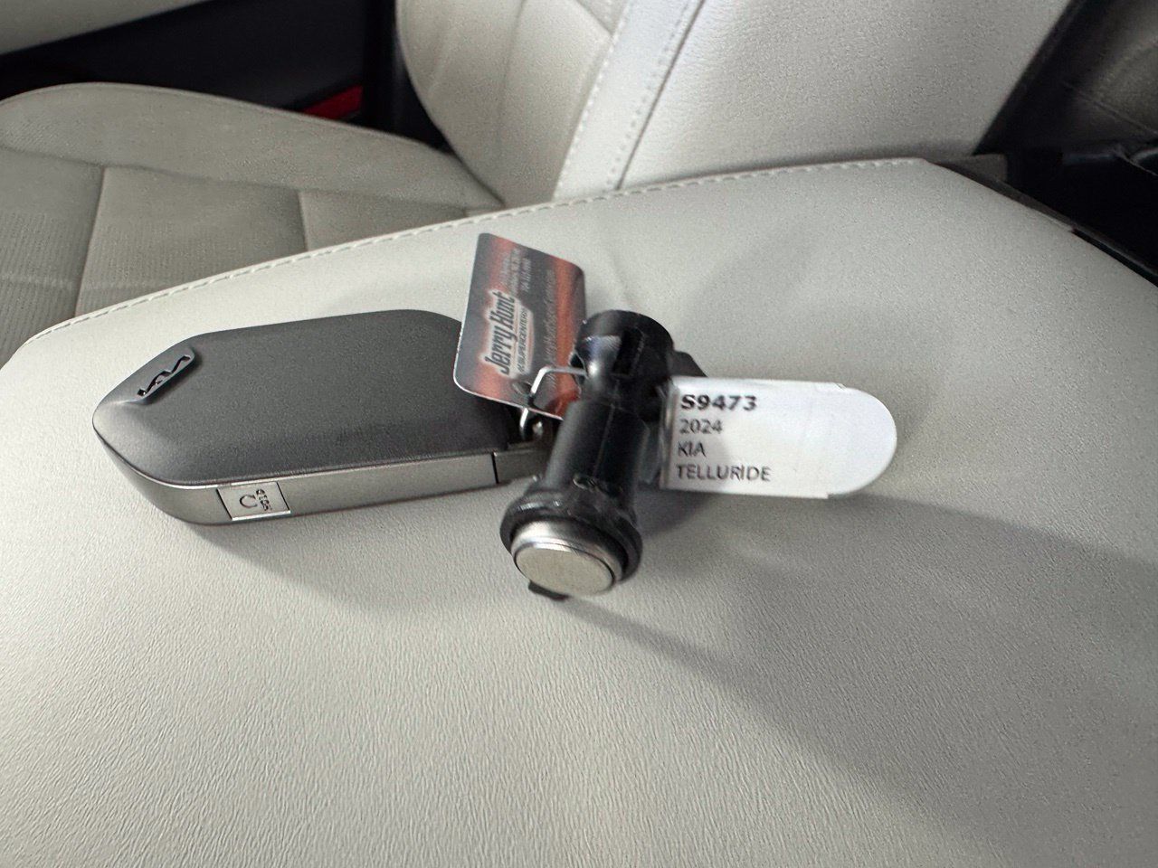 Used 2024 Kia Telluride SX w/ Towing Package FWD image 2