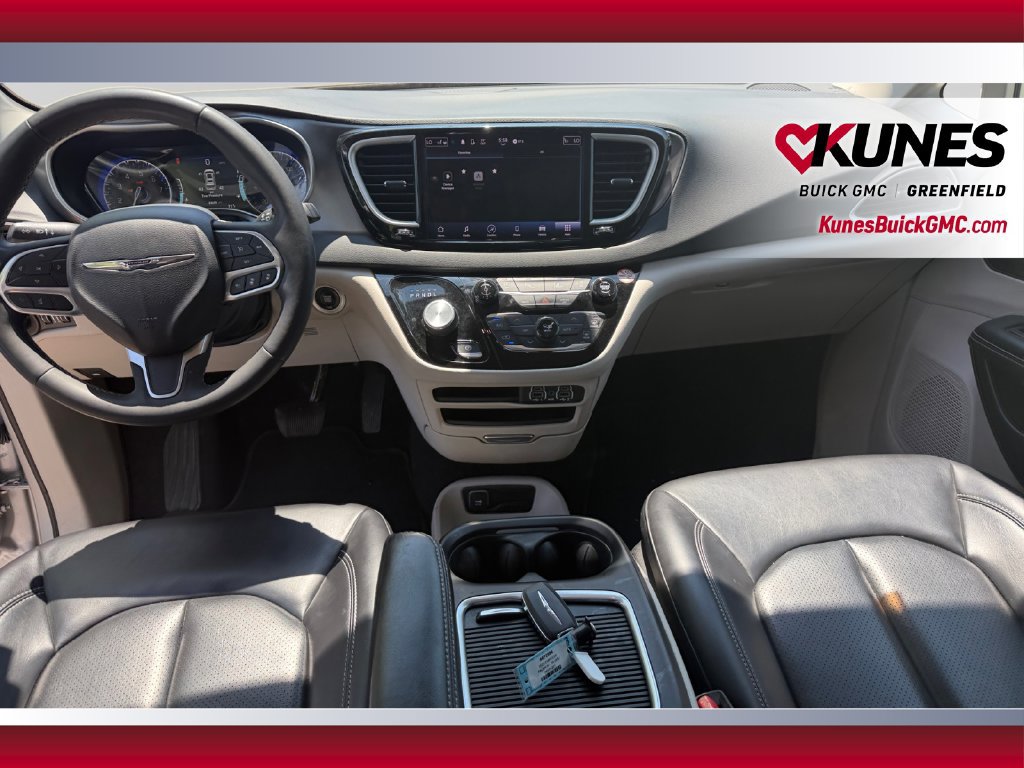 Used 2023 Chrysler Pacifica Touring-L FWD image 24