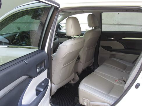 Certified 2019 Toyota Highlander XLE AWD/4WD image 14