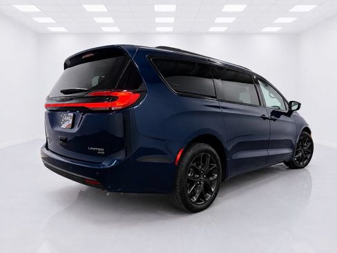 Used 2023 Chrysler Pacifica Limited w/ Uconnect Theater Family Group AWD/4WD image 7