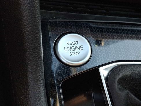 Certified 2025 Volkswagen Taos SE w/ Panoramic Sunroof Package image 20