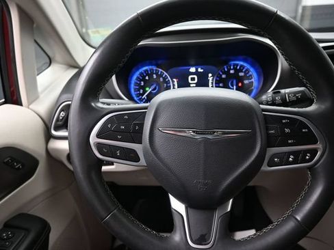 Used 2023 Chrysler Pacifica Touring-L FWD image 8