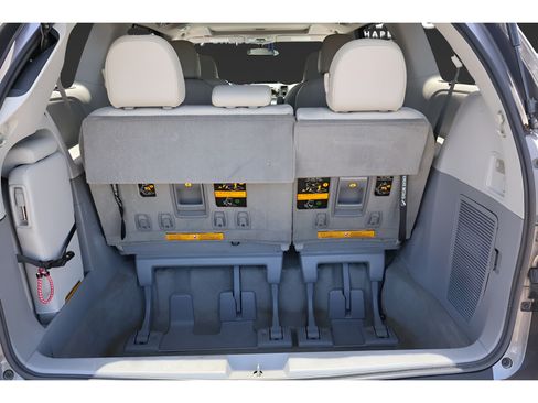 Used 2014 Toyota Sienna XLE FWD image 18