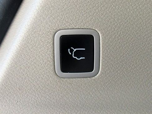 Used 2022 Chrysler Pacifica Touring-L image 11