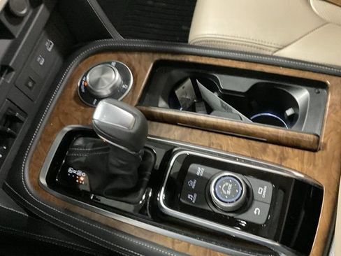Used 2022 Nissan Armada SL w/ Captain's Chairs Package AWD/4WD image 12