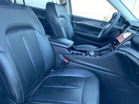 Used 2023 Jeep Grand Cherokee L Limited w/ Black Appearance Package image 9