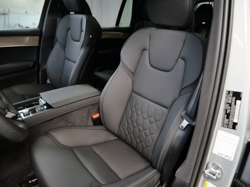 Used 2025 Volvo XC90 B6 Plus AWD/4WD image 3