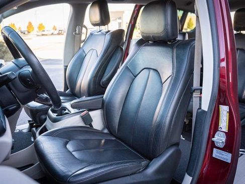 Used 2017 Chrysler Pacifica Touring-L Plus image 13