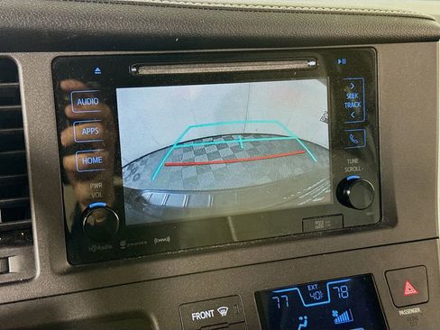 Used 2017 Toyota Sienna XLE Premium image 14