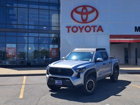 Used 2025 Toyota Tacoma TRD Off-Road AWD/4WD image 1