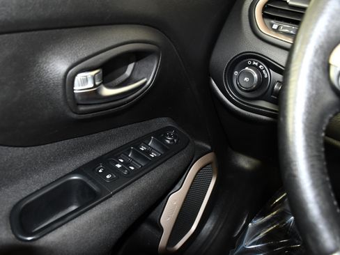 Used 2015 Jeep Renegade Latitude w/ Cold Weather Group II AWD/4WD image 33
