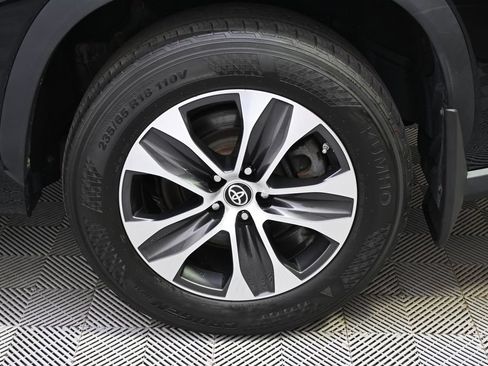 Used 2021 Toyota Highlander XLE AWD/4WD image 18