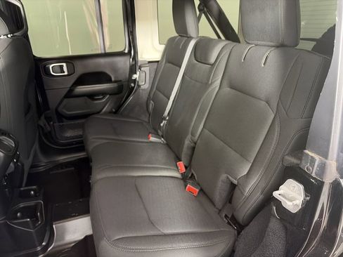 Used 2020 Jeep Wrangler Unlimited Sahara image 13