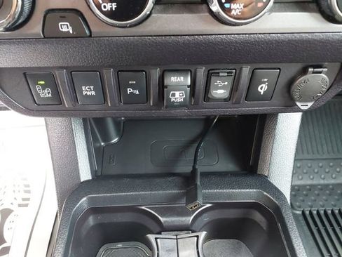 Used 2018 Toyota Tacoma TRD Sport w/ Technology Package AWD/4WD image 28