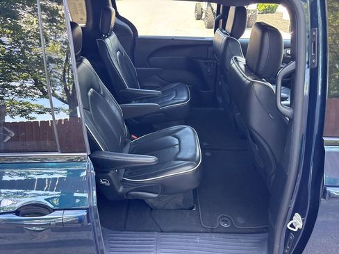 Used 2025 Chrysler Pacifica Limited FWD image 11
