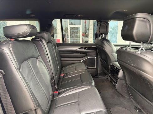 Used 2025 Jeep Wagoneer L Series II w/ 8-pass Seating Package AWD/4WD image 30