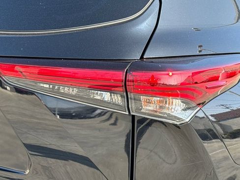 Used 2023 Toyota Highlander L FWD image 35
