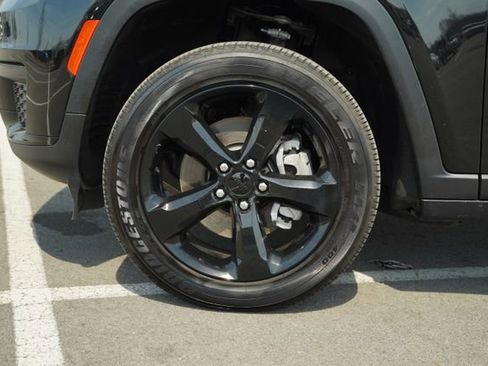 Used 2025 Jeep Grand Cherokee L Altitude image 11