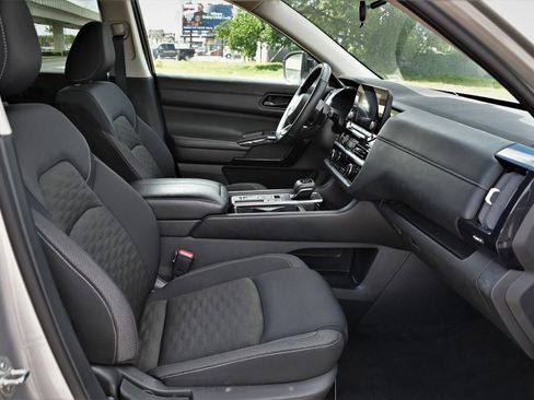 Used 2024 Nissan Pathfinder SV image 14