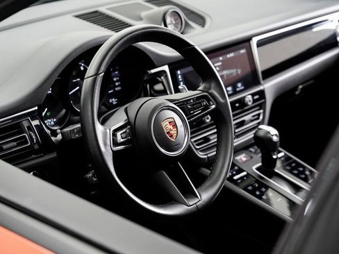 Used 2024 Porsche Macan image 9