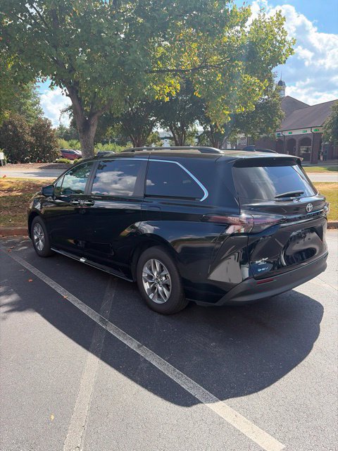 Used 2026 Toyota Sienna XLE FWD image 2