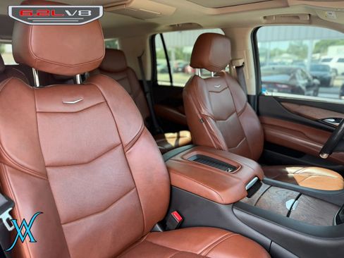 Used 2019 Cadillac Escalade Luxury AWD/4WD image 24