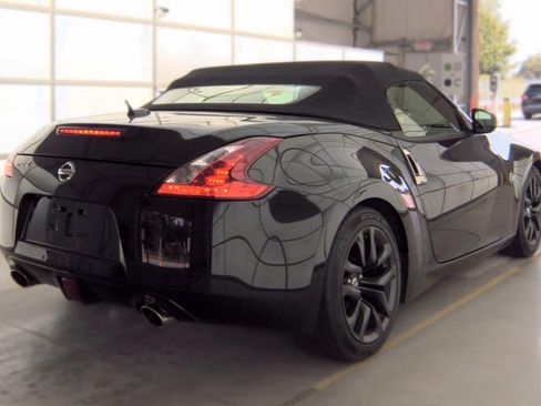 Used 2019 Nissan 370Z Touring RWD image 5