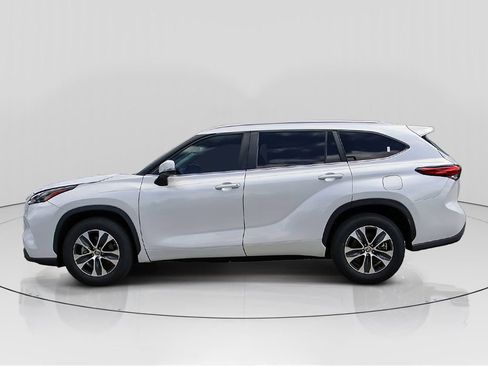 Used 2023 Toyota Highlander XLE FWD image 4