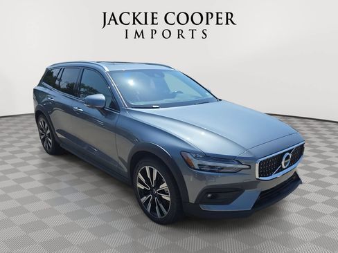 Used 2020 Volvo V60 T5 Cross Country AWD/4WD image 3