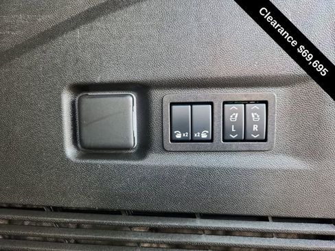 Used 2025 GMC Yukon XL Denali image 30