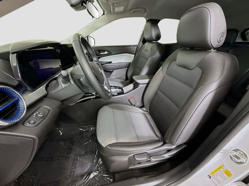 Used 2025 Chevrolet Trax LT w/ Driver Confidence Package FWD image 19
