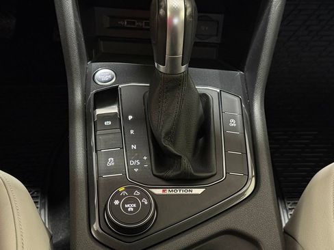 Used 2018 Volkswagen Tiguan SE AWD/4WD image 18