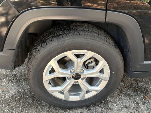 Used 2025 Jeep Compass Latitude AWD/4WD image 29