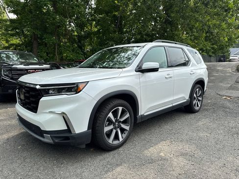 Used 2023 Honda Pilot Touring image 6