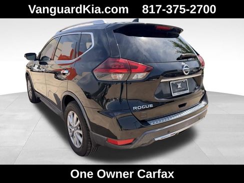 Used 2019 Nissan Rogue SV image 2