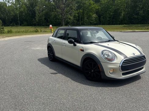 Used 2016 MINI Cooper 4-Door Hardtop image 6