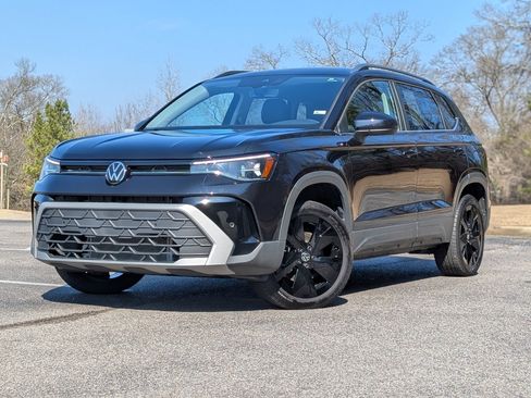 Used 2025 Volkswagen Taos SE w/ Black Wheel Package image 4