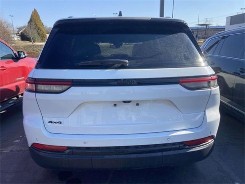 Used 2024 Jeep Grand Cherokee Altitude image 5