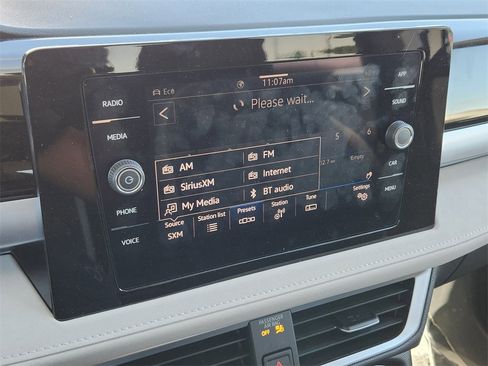 Used 2025 Volkswagen Taos SE image 11